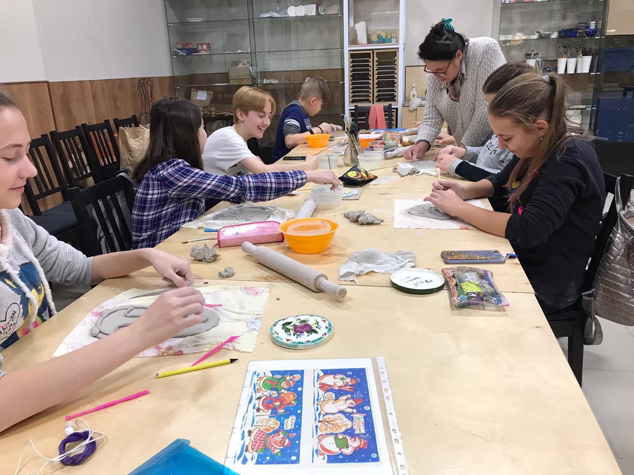 Дети практикуют лепку из глины, роспись подглазурной краской и ангобами, разработку рисунка и технику его нанесения на керамические изделия
