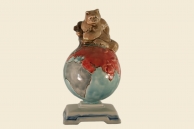 Скульптура "Медведь на глобусе"